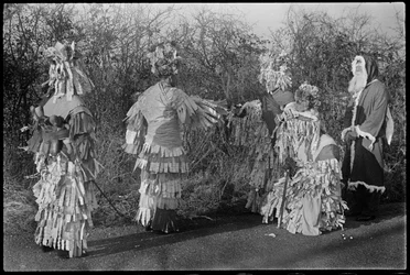 Folk i kostymer opptrer i et Mummers-skuespill