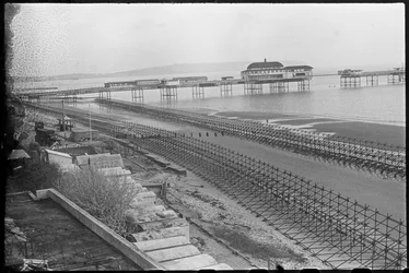 Stranden ved Shanklin, som viser to rader med stillas fra Admiralty