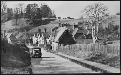 Utsikt langs Sandhill Close, med St. Michaels kirke