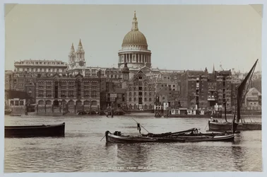 Utsikt fra Bankside over Themsen mot Paul#39;s Wharf og St. Paul#39;s Pier