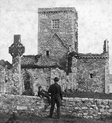 Ruinene av katedralen og St Martins Cross, Iona, Argyll og Bute, Skottland, sent på 1800-tallet.