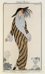 Liberlinekåpe med krage og mansjetter av hvit rev. Costumes Parisiens nr. 30. Kvinnen har på seg en stripete liberlinekåpe med krage og mansjetter av hvit rev. Hun har også en stor svart hatt med fjær og et halskjede med grønn stein.
