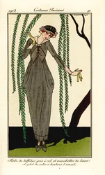 Kvinne i grå taftkjole med linkrage og mansjetter, satenggilet med emaljeknapper, under et piletre. Robe de taffetas gris a col et manchettes de linon, et gilet de satin a boutons d