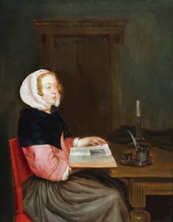 Et interiør med en kvinne sittende ved et bord som holder en bok (olje på panel)