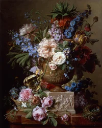 Stilleben med blomster i en steinvase på en sokkel