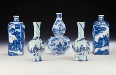Et utvalg av Frankfurt blå og hvit keramikk i kinesisk stil, inkludert to Frankfurt blå og hvit spritkolber, et par Frankfurt åttekantede Yan Yan vaser, og en Frankfurt blå og hvit dobbel kalebass vase, ca. 1700-10 (keramikk )