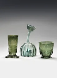 Et waldglassbeger, et strangenglass og en kuttrolf (glass)