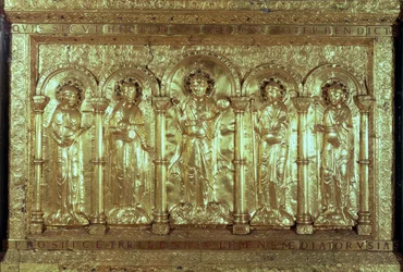 Antependium som viser Kristus med giverne ved hans føtter mellom erkeenglene Gabriel, Raphael og Michael og St. Benedikt (gull) (se også 162678)