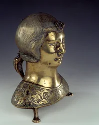 Aquamanile (vask for å vaske hendene til presten under messen) i gullbronse i form av en ung manns byste. 1300-1325. Fra Hildesheim. Søn 0,23x0,19 m Paris, middelalderens nasjonalmuseum, Thermes de Cluny