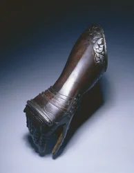 Svart og hvit albuehanske for høyre hånd, c.1570