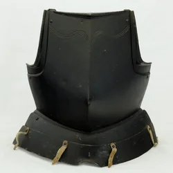 Brystplate, sent på 1500-tallet (jern og svart maling med moderne skinn)