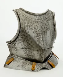 Brystplate med moderne dekor, ca. 1550 (etset stål, spor av forgylling og moderne skinn)
