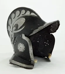 Burgonet, tidlig på 1600-tallet (stål og jern med svart maling og spor av lær)
