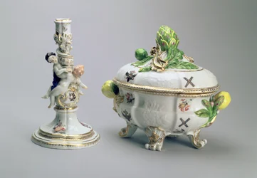 Lysestake og dekket skål fra St. Andrew Service, Meissen, 1744-5 (porselen)