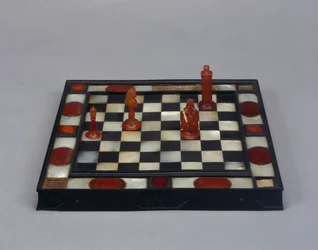 Sjakkbrett (ibenholt, perlemor, rav og tre)