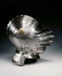 Tett hjelm i Maximilian-stil, c.1520 (stål og messing)