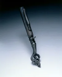 Kombinert hjullåsnøkkel og pulvermål, ca. 1625-50 (stål)