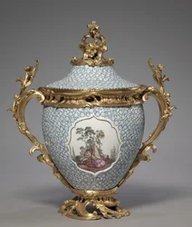 Dekket vase, produsert av Meissen Porcelain Factory, Tyskland, 1749