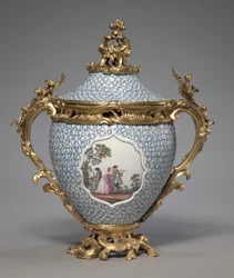 Dekket vase, produsert av Meissen Porcelain Factory, Tyskland, 1749