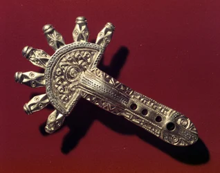 Fibula, Laucha (metall)