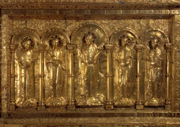 Foran alteret til Cathedrale of Bale Around the Benching Christ, de tre erkeenglene (Michael, Gabriel og Raphael) og Saint Benedict of Nursie, og ved hans føtter sa keiser Henry II den hellige (973-1024) og Imponer Cunegonde (975-103