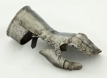 Venstre hanske, ca. 1490-1510 (stål og lær)