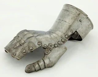 Left Gauntlet, ca. 1490-1510, restaurert 1800-tallet (stål og lær)