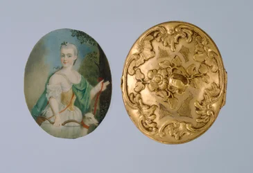 Medaljon med miniatyr av Wilhelmine som Diana, midten av 1700-tallet (forgylt messing, elfenben og glass)
