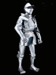 "Maximilian" feltrustning fra "Fico"-gruppen, med tilhørende hjelm, ca. 1525–30, dekorert ca. 1805 (etset stål med moderne skinn og restaureringer)