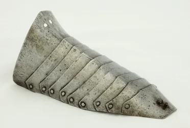 Høyre Sabaton, ca. 1490, restaurert 1850-1925 (stål og lær)