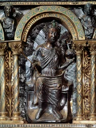 Sarkofag av Karl den Store (742-814). Representasjon av keiser Othon IV av Brunswick (v. 1175-1218). 1165-1215. Tyskland. Palatinerkapellet til katedralen i Aachen.