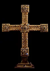 The Cross of the Empire (Reichskreuz) laget av gull, steiner og perler av tysk produksjon. Debut 1000-tallet Dim. 71x77 cm Wien, Kunsthistorisches Museum - The Cross of the Holy Roman Empire (Reichskreuz) belagt med bladgull og dekorert med g