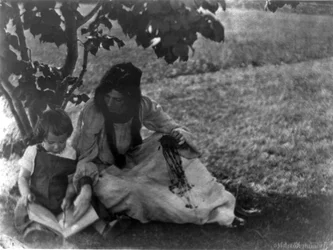 Beatrice Baxter Ruyland og Charles O'Malley, som barn med en bok i fanget. fotografisk trykk (1903) av Gertrude Kasebier