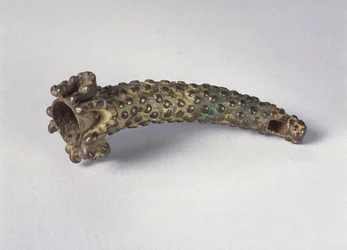 Sideblåst horn med strålehudbelegg og menneskelig kjevebeinfeste (messing)