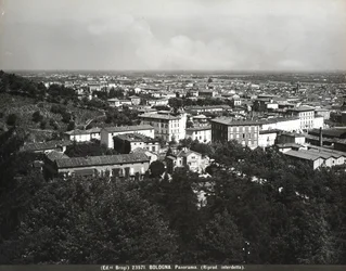 Panorama over Bologna med noen fabrikker og en høyde.