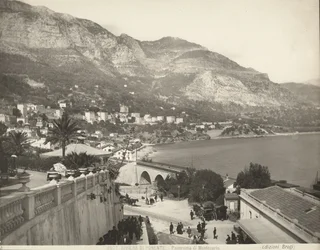 Panoramautsikt over Montecarlo i Monaco. Scenen viser ulike forbipasserende; til venstre ser vi et nærbilde av en balustrade i marmor