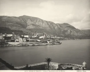 Utsikt over Montecarlo, feriestedet med utsikt over Det liguriske hav. De maritime alpene reiser seg i bakgrunnen. Bildet er tatt fra Monaco
