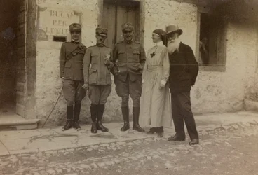 Album "Pictures of War II": Røde Kors og italienske soldater (s/hv-bilde)
