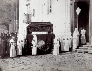 Begravelsesprosesjon av kongregasjonen San Francesco i Napoli. I forgrunnen, foran en kirke, følger tallrike 