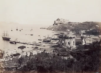 Panorama over den pittoreske Baiabukten (Napoli), oversådd med seilbåter. I forgrunnen, overfor den lille bryggen, ligger Venus-tempelet. I bakgrunnen, plassert på en odde, er visekongens slott fra det sekstende århundre