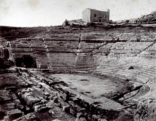 Restene av det greske teatret i Siracusa i den monumentale parken i Neàpoll. I forgrunnen det halvsirkelformede orkesteret og caveaen