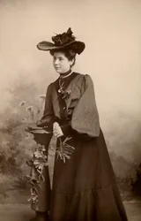 Portrett av elegant dame med hatt