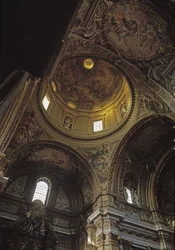 Utsikt over kuppelen og fresken av Baciccia, Gesu-kirken i Roma, ca. 1568 (innvendig utsikt over Chiesa del Gesu med kuppel og Baciccias fresker, Roma, Italia)