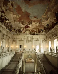 Utsikt over den store trappen og taket dekorert av Giovanni Battista (Giambattista) Tiepolo (1696-1770), som fremstiller Allegorien om de fem kontinenter. 1753, Würzburg-palasset, utført av arkitekten Johann Balthasar Neumann (1687-1753), Tyskland