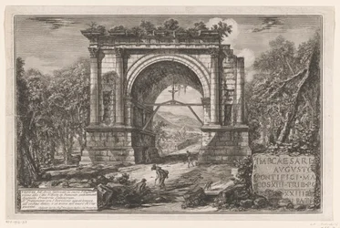 Boog van Augustus te Aosta Utsikt over buen bygget til ære for Augustus nær byen Aosta i Piemonte, tidligere Augusta Praetoria Salassorum (tittel på objekt) Enhver ansikt på døren Romeinen bygde triomfbogen og andre monumenter (serier