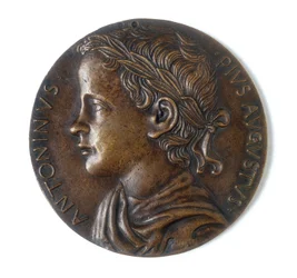 Medalje som viser Antoninus Pius: rettlinjet