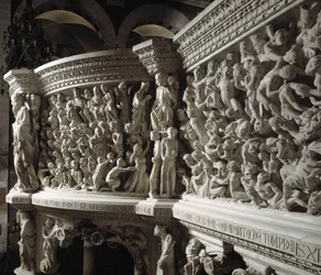 Detalj av stolen realisert av Giovanni Pisano (1248-1314): Kristusdommeren mellom de utvalgte og de fordømte (Detalj av relieffene på marmorprekestolen, Kristus mellom utvalgte og fordømte sjeler) 1302-1311 Cathedrale of Pisa (Duomo di Pisa), Italia