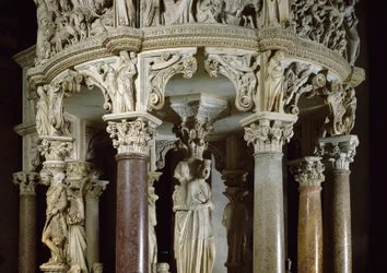Teologiske dyder og Hercules til venstre Detalj av skulpturerte grupper som støtter prekestolen. Marmorskulptur av Giovanni Pisano (1248-1314). 1302-1311 Cathedrale of Pisa (Duomo di Santa Maria Assunta di Pisa), Italia