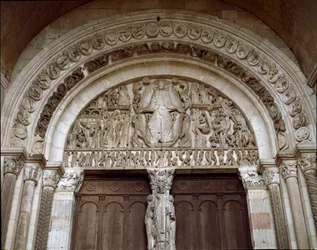 Romansk kunst: Skulptert tympanon som fremstiller dommedag. Skulptur av mester Gislebertus (ca. 1130-1140). Saint-Lazare-katedralen (Saint-Lazare)