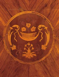 Detalj fra siden av en norditaliensk tulipan-, rosentre-, frukt- og intarsiakommode, ca. 1800